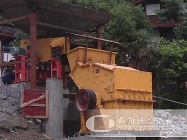 第三代制沙機(jī)河卵石制沙現(xiàn)場(chǎng)