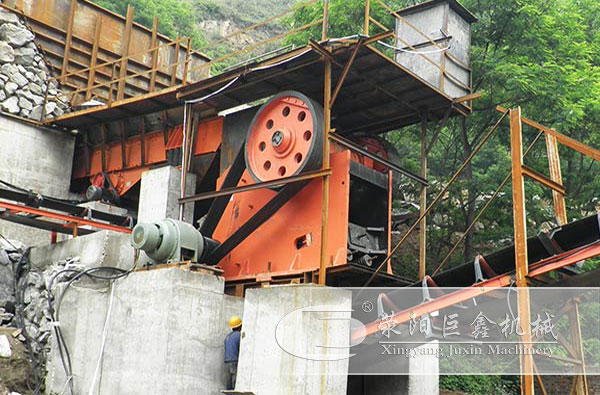 350噸花崗巖制沙生產(chǎn)線粗破設(shè)備鄂破機(jī)