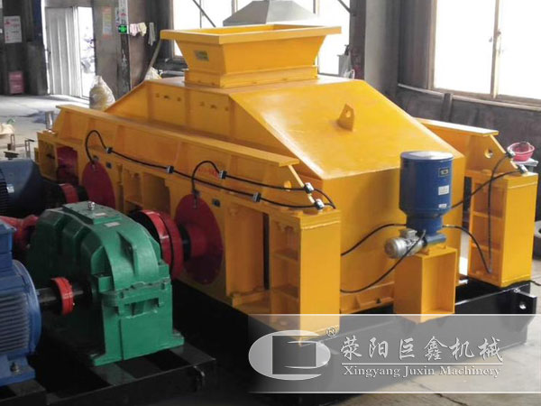   液壓對輥制沙機(jī)廠內(nèi)實(shí)拍